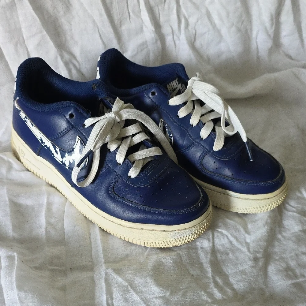 (J36) Nike Navy and Cream Casual Sneakers